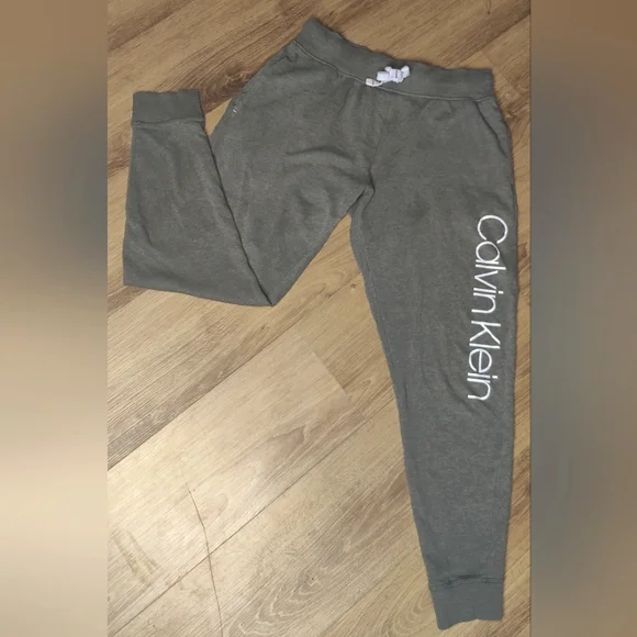 Cozy Comfy Calvin Klein Sweats - Picture 1 of 4